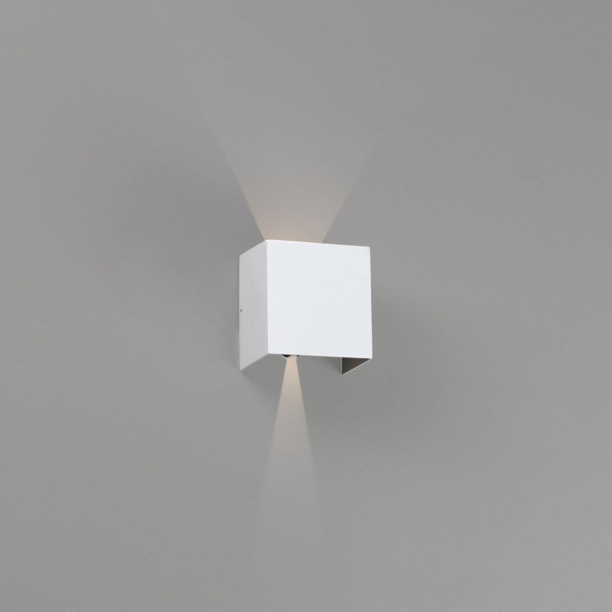 Olan Blanc lampe d’extérieur De Faro Barcelona - La lampe est &eacute;quip&eacute;e d'ailes directionnelles qui permettent de r&eacute;gler le faisceau lumineux pour un &eacute;clairage &agrave; la fois fonctionnel et d&eacute;coratif.
