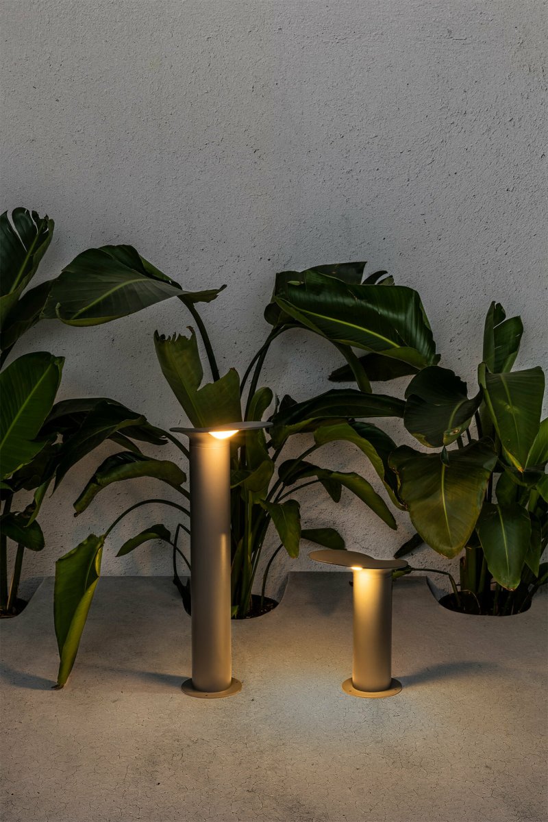 Lotus 65cm Noir bornes De Faro Barcelona - Cette lampe est parfaite pour &eacute;clairer les trottoirs et les zones de circulation et sert &eacute;galement de d&eacute;tail d&eacute;coratif.