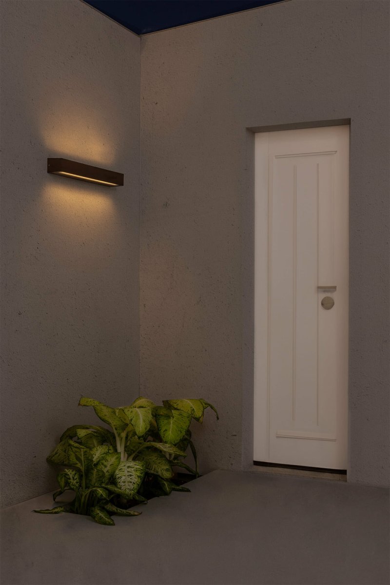 Doro Brun lampe d’extérieur De Faro Barcelona - Cette lampe de couleur rouille utilise la technologie LED et poss&egrave;de un indice de protection IP65, qui offre une protection &eacute;lev&eacute;e contre la pluie et la salet&eacute;.