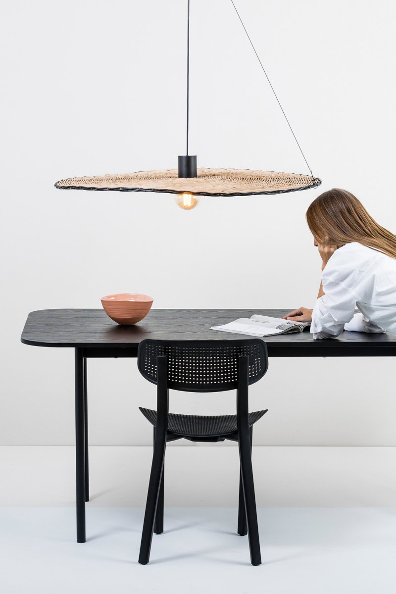 Costas Ø100 Nature suspension De Faro Barcelona - Costas est une suspension &eacute;l&eacute;gante d'Alex&amp;Manel Llusc&agrave;, o&ugrave; le charme naturel rencontre la simplicit&eacute; moderne.