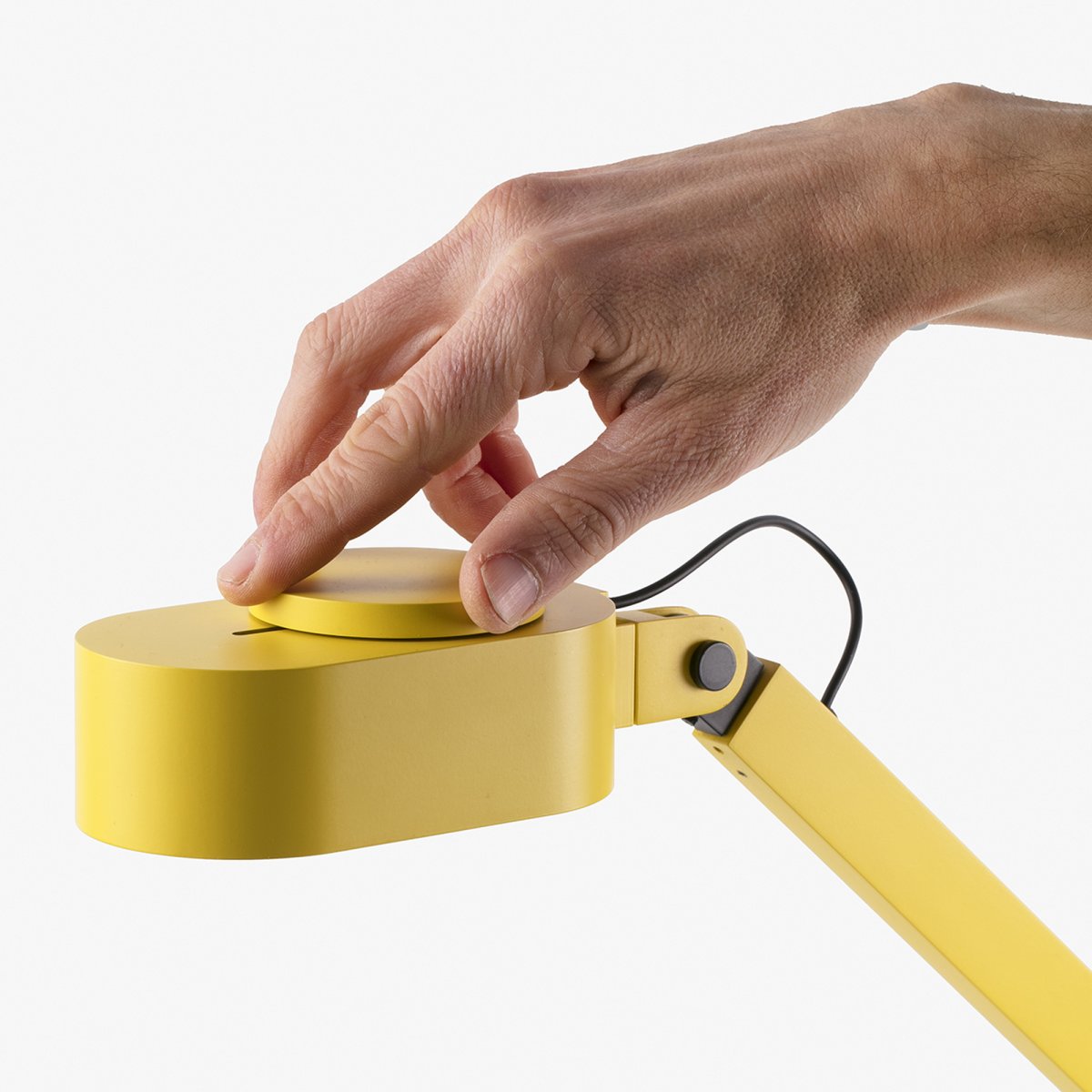 Inviting 86cm Jaune lampe de bureau De Faro Barcelona - La t&ecirc;te de lampe peut &ecirc;tre r&eacute;gl&eacute;e horizontalement et verticalement selon vos souhaits et la luminosit&eacute; et la temp&eacute;rature de couleur sont dimmables.