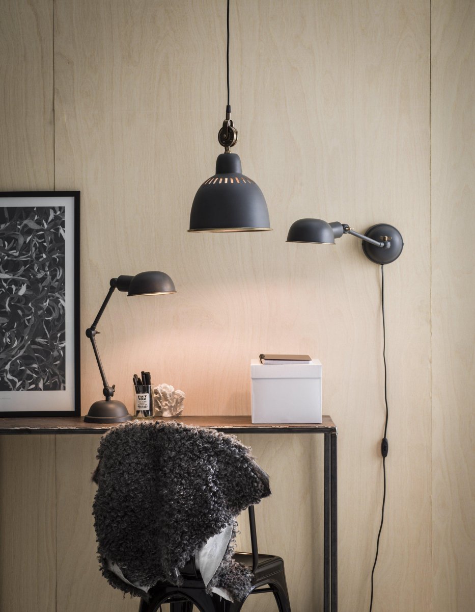 Cleveland Ø23 Gris suspension De PR Home - La lumière dirigée vers le bas crée un éclairage agréable, faisant de ce luminaire un choix idéal pour les cuisines, les salons et les fenêtres.