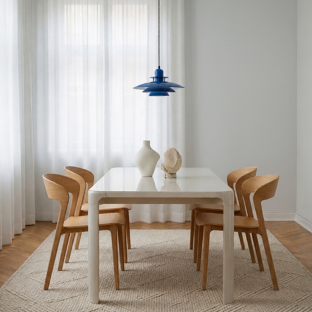 Primus I Ø43 Bleu suspension De Belid - La suspension Primus de Belid est une lampe classique en m&eacute;tal d'un bleu profond rehauss&eacute; de d&eacute;tails noirs mats.