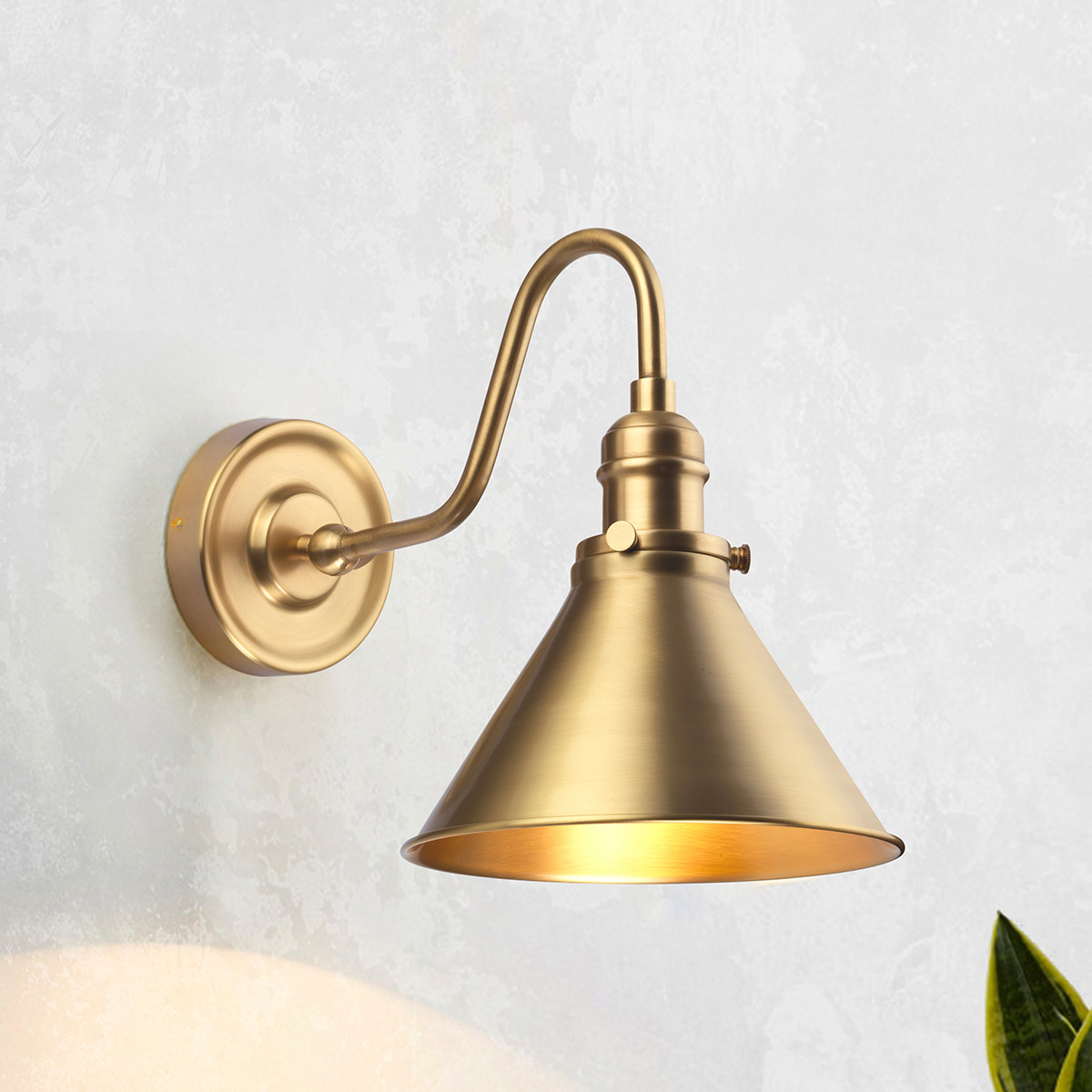 Provence Ø20 Laiton antique applique murale De Elstead Lighting - La lampe est en acier et poss&egrave;de une articulation r&eacute;glable qui permet de diriger facilement la lumi&egrave;re l&agrave; o&ugrave; elle est n&eacute;cessaire.