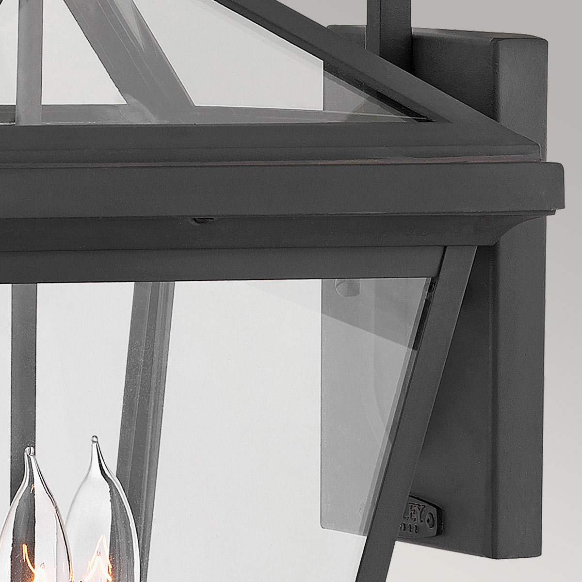 Alford Place 54cm Noir lampe d’extérieur De Elstead Lighting - Alford Place &auml;r en klassisk och elegant fasadlampa som kombinerar tidl&ouml;s design med h&ouml;g kvalitet.