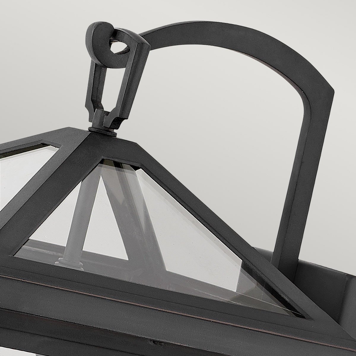 Alford Place 46cm Noir lampe d’extérieur De Elstead Lighting - Den svarta ramen i aluminium och de klara glaspartierna skapar en lyxig och stilfull look som lyfter din entr&eacute;, uteplats eller fasad.