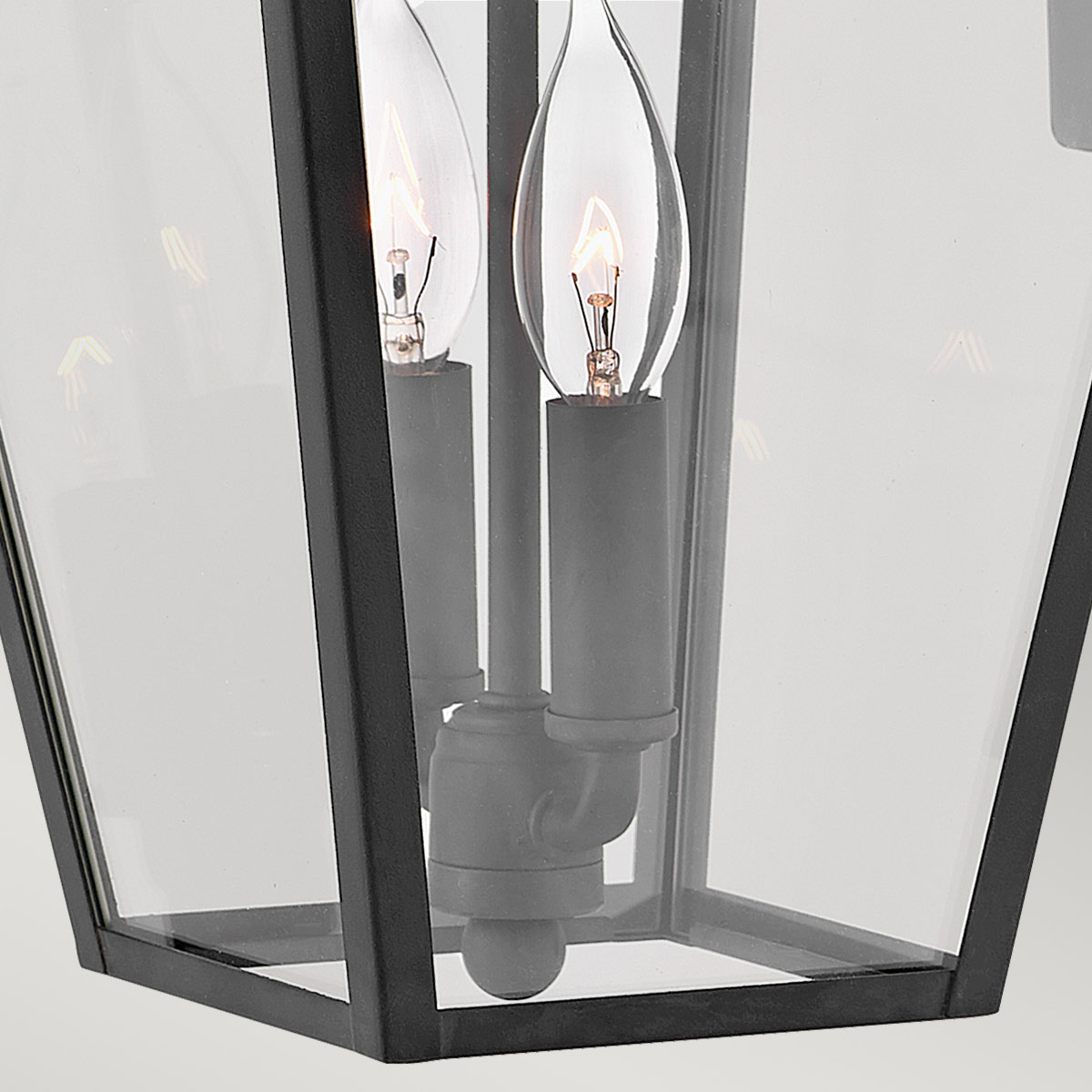 Alford Place 46cm Noir lampe d’extérieur De Elstead Lighting - Den svarta ramen i aluminium och de klara glaspartierna skapar en lyxig och stilfull look som lyfter din entr&eacute;, uteplats eller fasad.