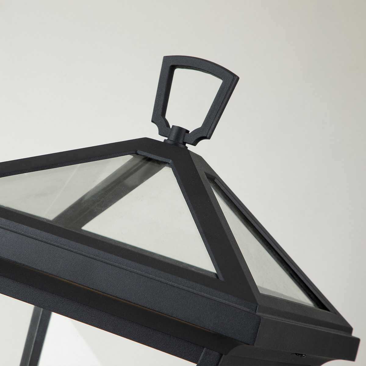 Alford Place 50cm Noir De Elstead Lighting - Avec un indice de protection IP44, il est r&eacute;sistant &agrave; l'humidit&eacute; et aux intemp&eacute;ries et donc id&eacute;al pour une utilisation en ext&eacute;rieur.