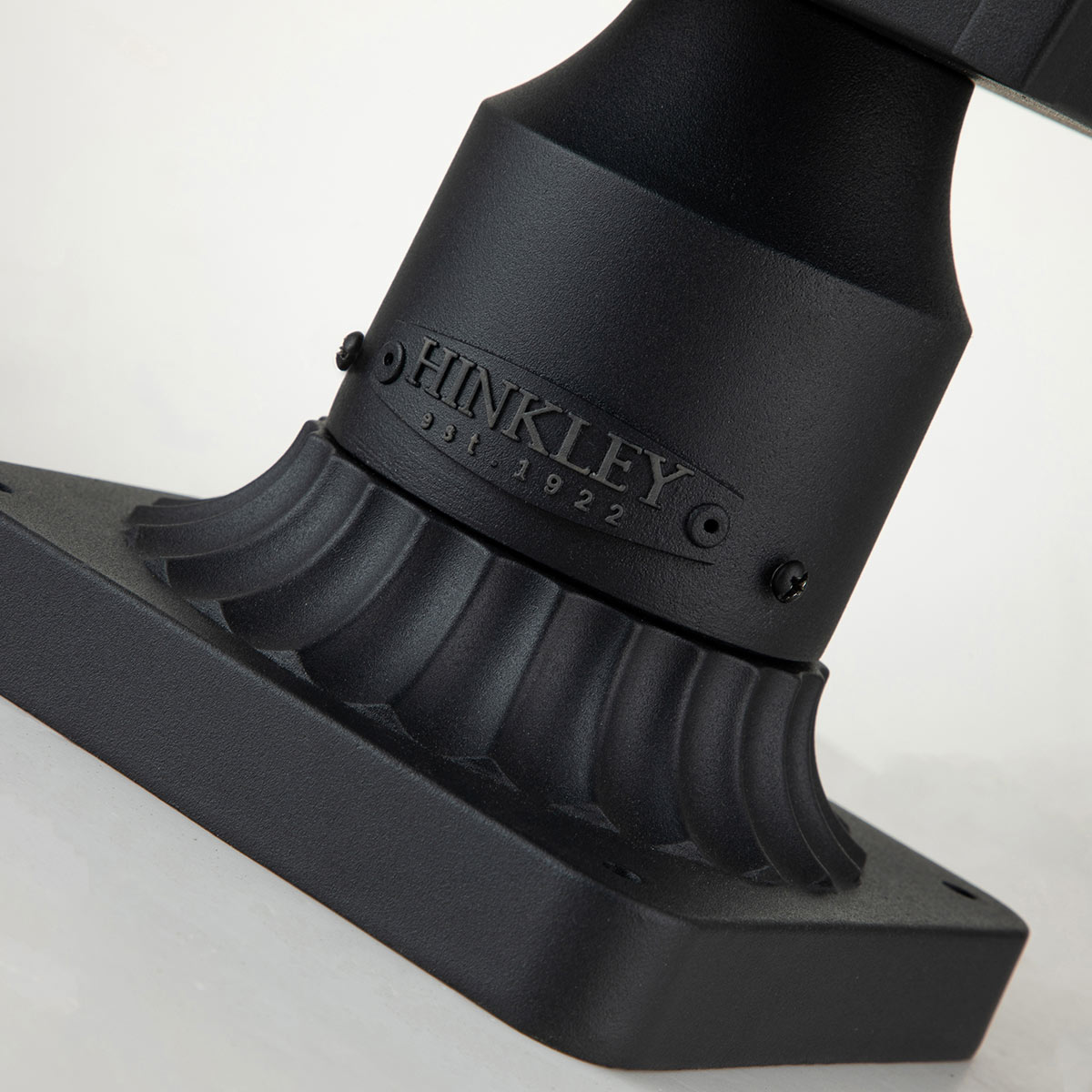 Alford Place 50cm Noir De Elstead Lighting - Avec un indice de protection IP44, il est r&eacute;sistant &agrave; l'humidit&eacute; et aux intemp&eacute;ries et donc id&eacute;al pour une utilisation en ext&eacute;rieur.