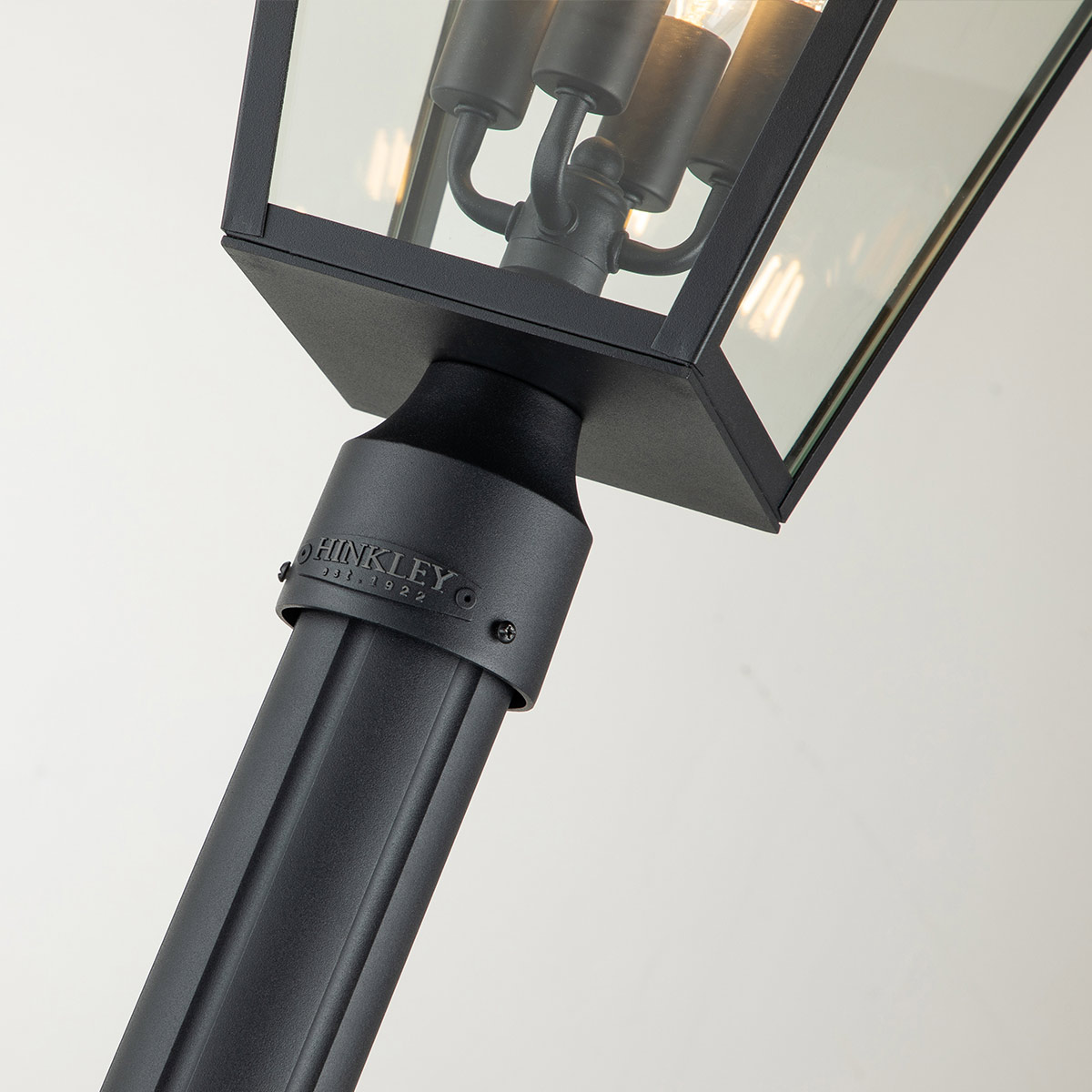 Alford Place 250cm Noir lampadaire De Elstead Lighting - Alford Place &auml;r en stilren och klassisk lyktstolpe&nbsp;som ger din entr&eacute; eller tr&auml;dg&aring;rd en elegant touch.