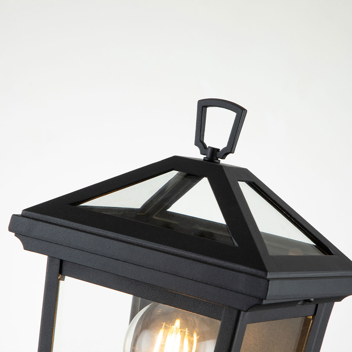 Alford Place 30cm Noir lampe d’extérieur De Elstead Lighting - Den svarta ramen i aluminium och de klara glaspartierna skapar en lyxig och stilfull look som lyfter din entr&eacute;, uteplats eller fasad.