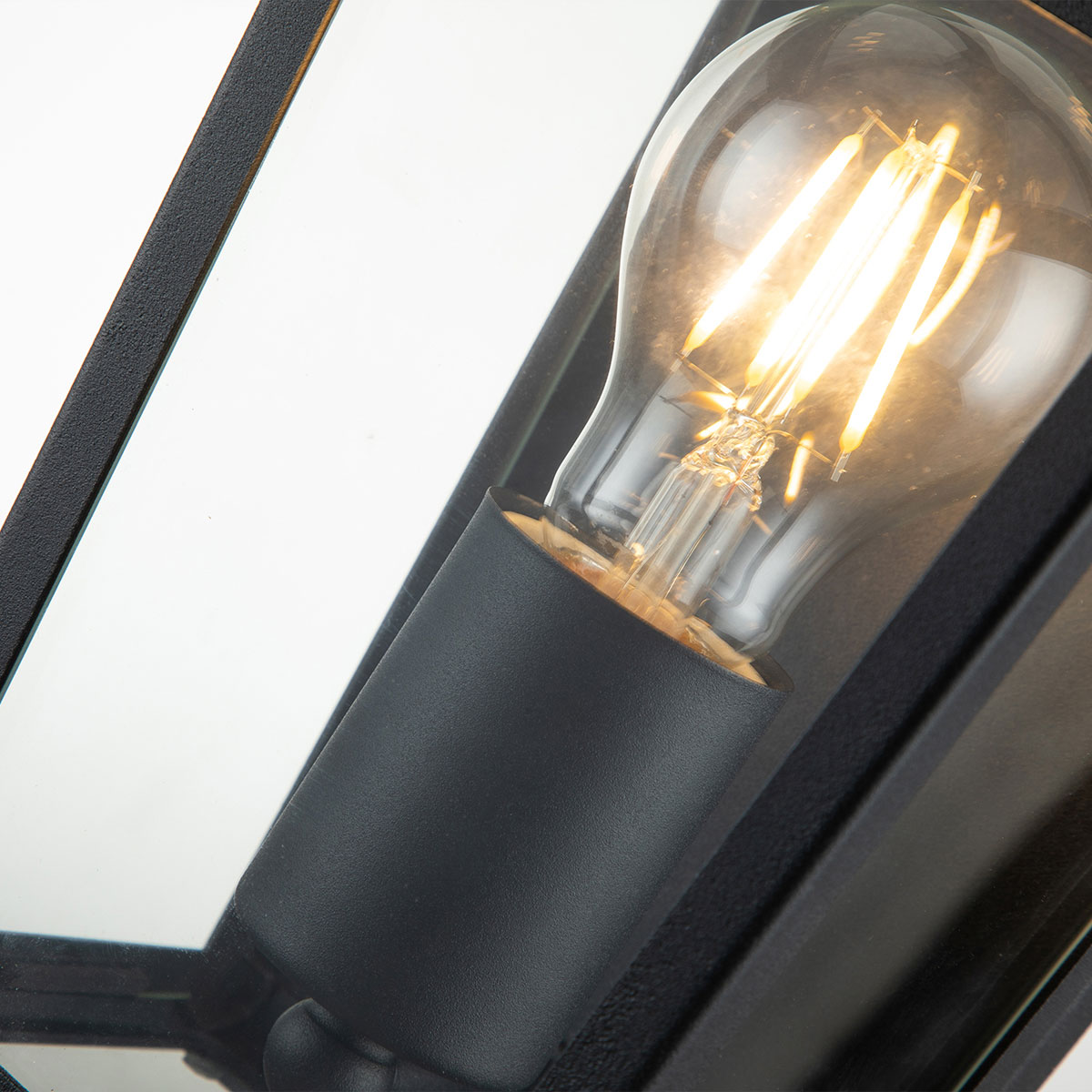 Alford Place 30cm Noir lampe d’extérieur De Elstead Lighting - Den svarta ramen i aluminium och de klara glaspartierna skapar en lyxig och stilfull look som lyfter din entr&eacute;, uteplats eller fasad.
