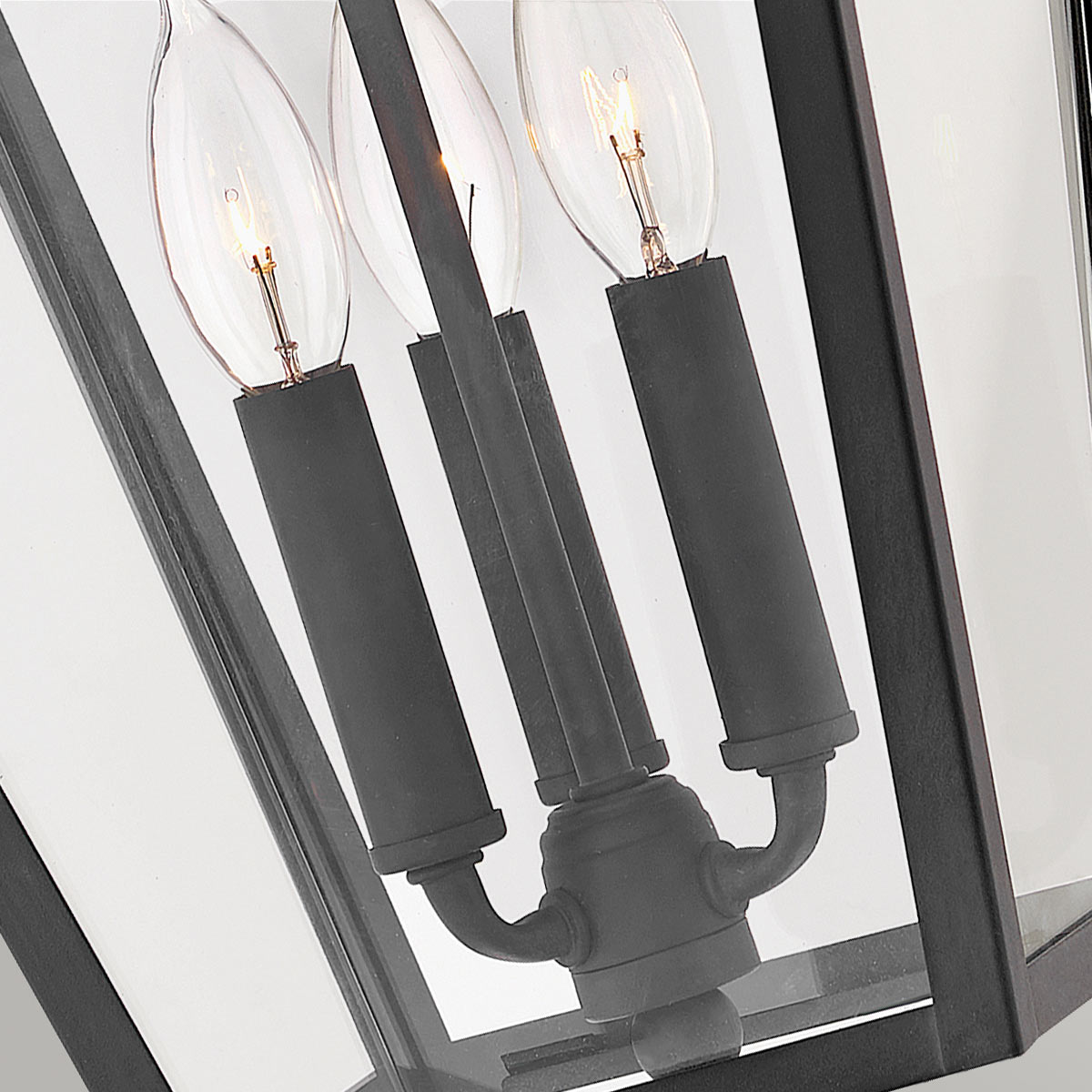 Alford Place L Noir De Elstead Lighting - Den robusta&nbsp;ramen i svart aluminium och de klara glaspartierna skapar ett sofistikerat uttryck samtidigt som ljuset sprids j&auml;mnt och vackert.