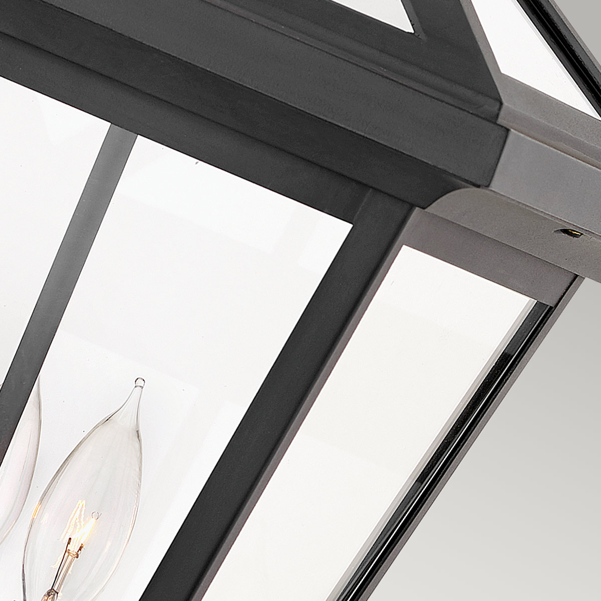 Alford Place L Noir De Elstead Lighting - Den robusta&nbsp;ramen i svart aluminium och de klara glaspartierna skapar ett sofistikerat uttryck samtidigt som ljuset sprids j&auml;mnt och vackert.