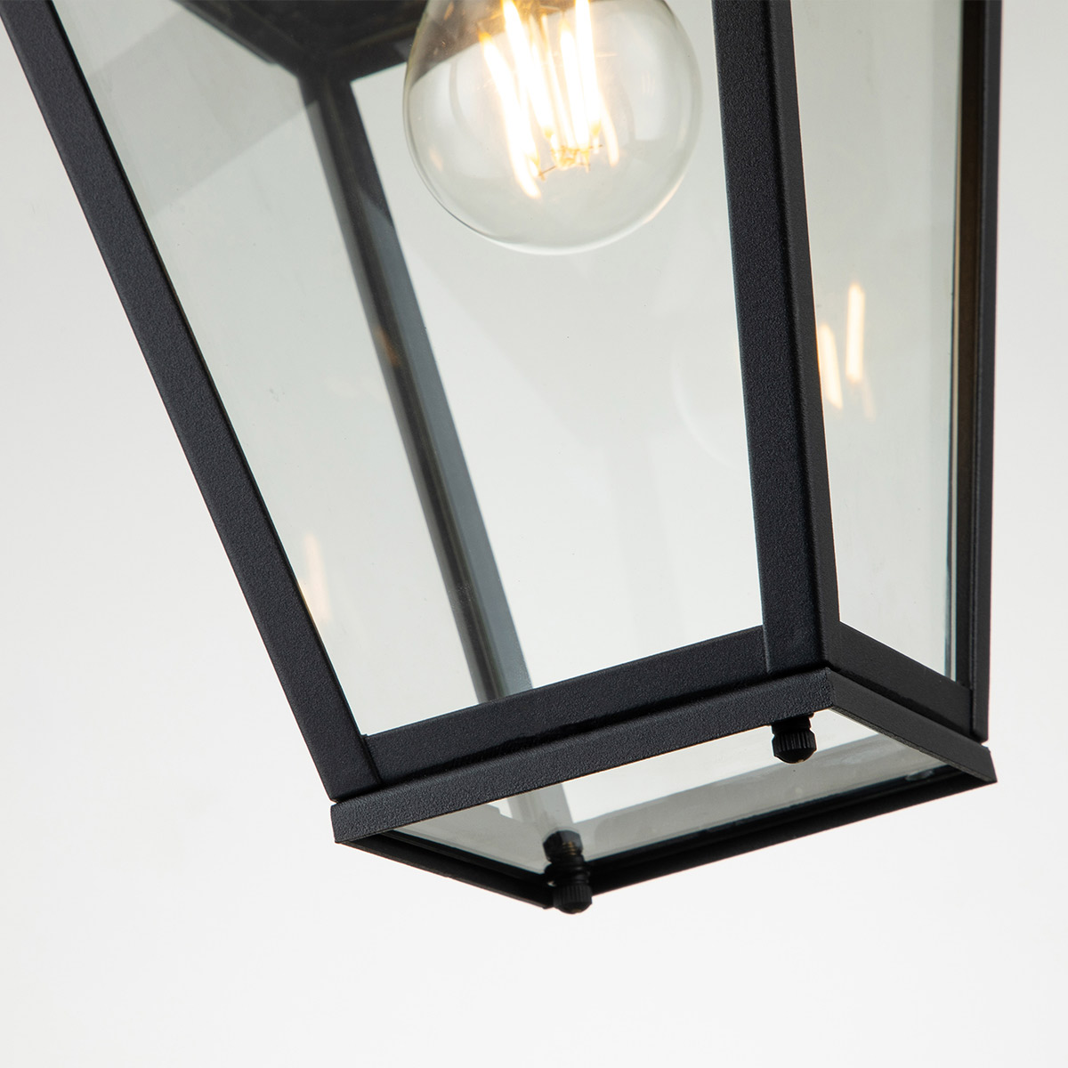 Alford Place S Noir De Elstead Lighting - Den robusta&nbsp;ramen i svart aluminium och de klara glaspartierna skapar ett sofistikerat uttryck samtidigt som ljuset sprids j&auml;mnt och vackert.