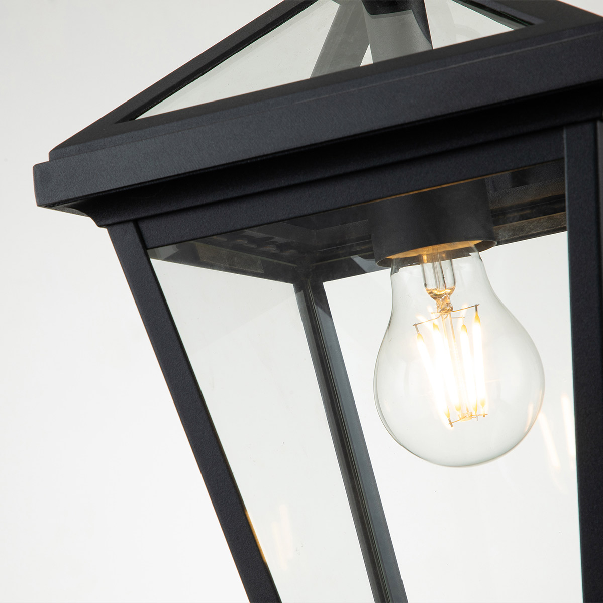 Alford Place S Noir De Elstead Lighting - Den robusta&nbsp;ramen i svart aluminium och de klara glaspartierna skapar ett sofistikerat uttryck samtidigt som ljuset sprids j&auml;mnt och vackert.
