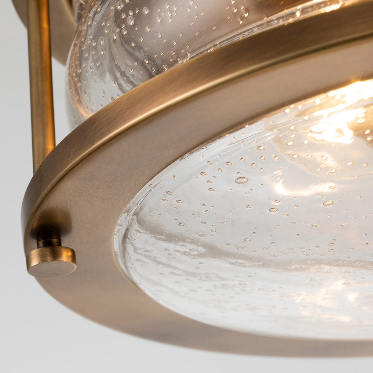 Ashland Bay Ø30 Laiton lampe de salle de bain De Elstead Lighting - Ashland Bay est une lampe de salle de bain élégante et classique qui allie robustesse et design intemporel.