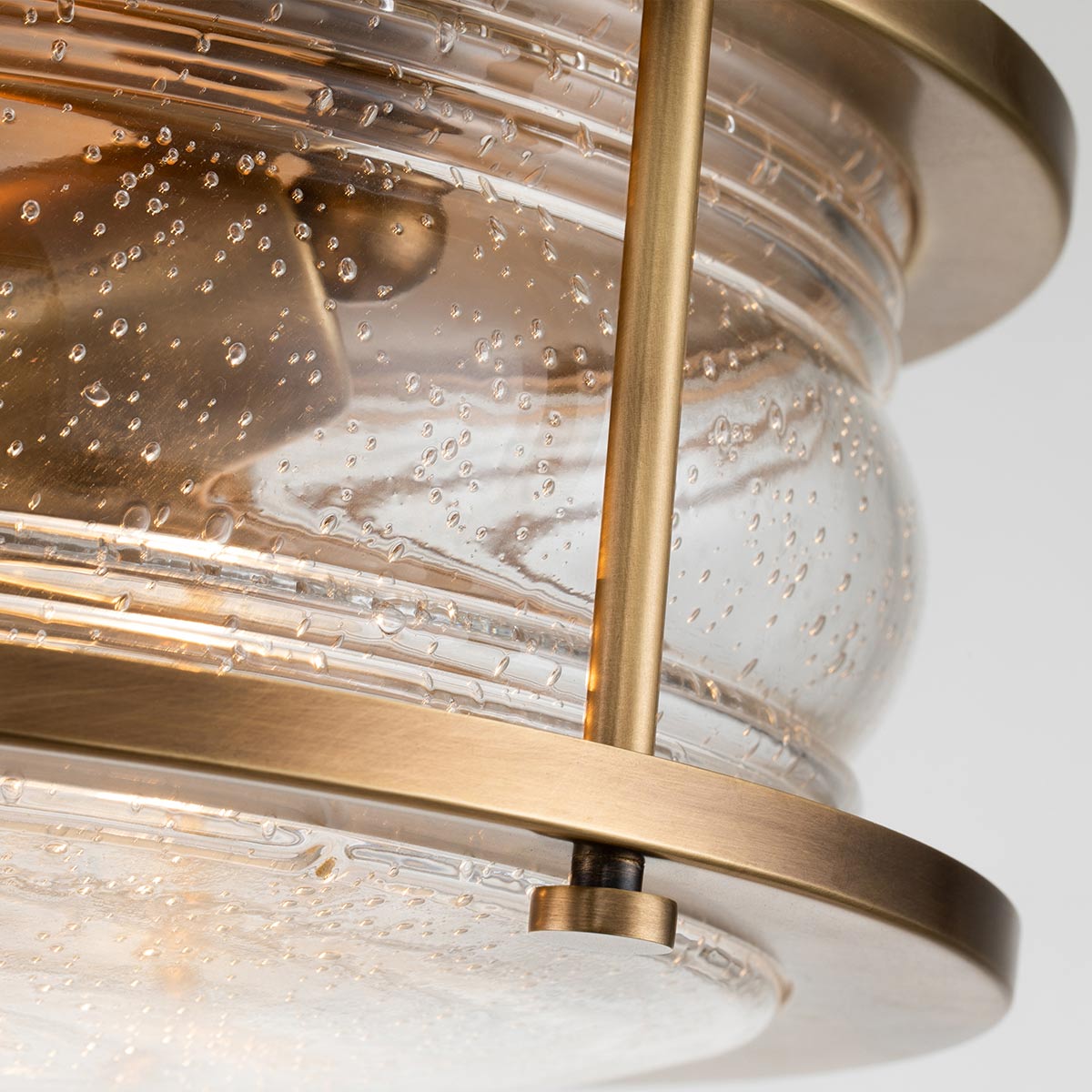 Ashland Bay Ø30 Laiton lampe de salle de bain De Elstead Lighting - Ashland Bay est une lampe de salle de bain élégante et classique qui allie robustesse et design intemporel.