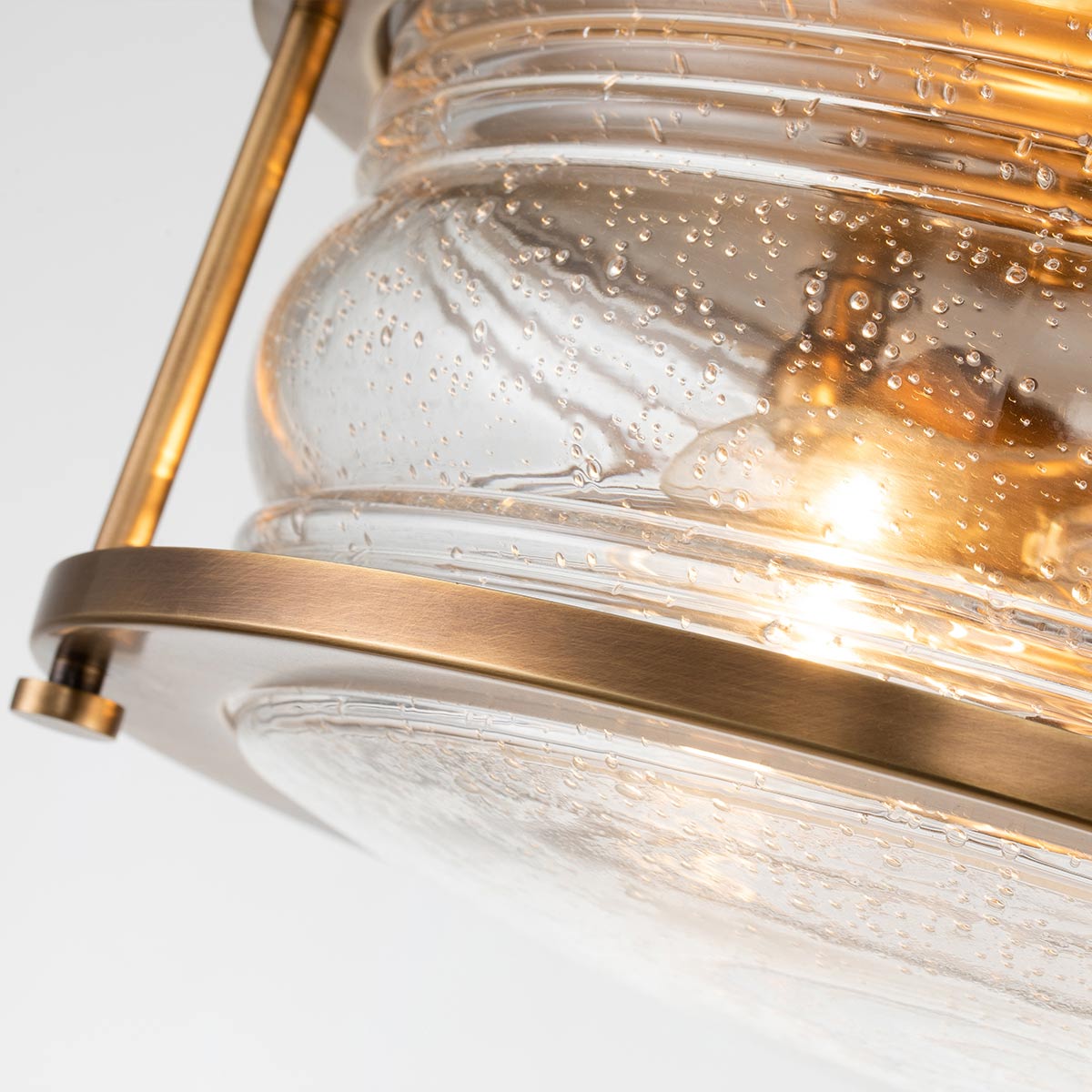 Ashland Bay Ø30 Laiton lampe de salle de bain De Elstead Lighting - Ashland Bay est une lampe de salle de bain élégante et classique qui allie robustesse et design intemporel.
