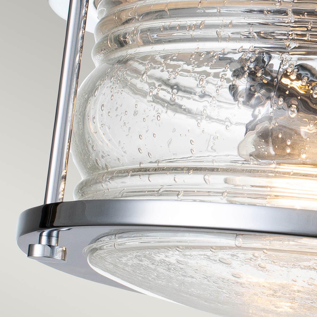 Ashland Bay Ø30 Chrome lampe de salle de bain De Elstead Lighting - Ashland Bay est une lampe de salle de bain élégante et classique qui allie robustesse et design intemporel.