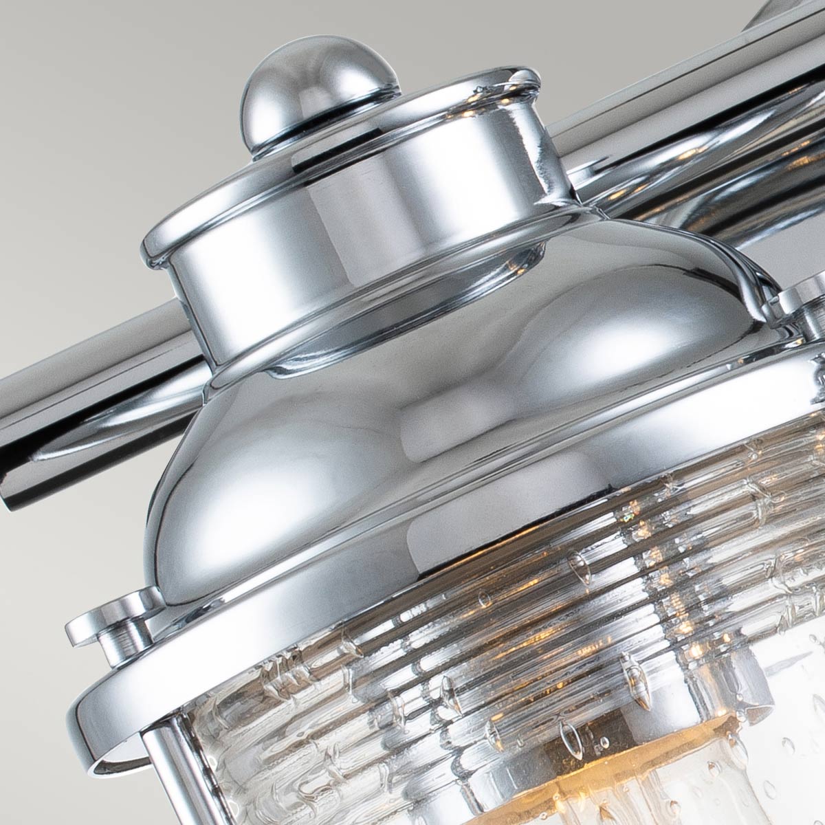 Ashland Bay 36cm Chrome lampe de salle de bain De Elstead Lighting - Ashland Bay est une lampe de salle de bain élégante et classique qui allie robustesse et design intemporel.