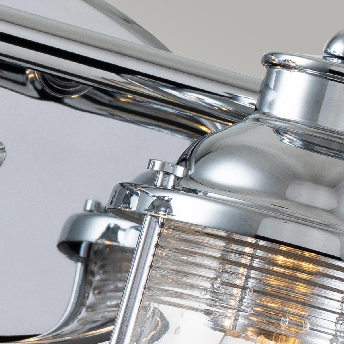 Ashland Bay 36cm Chrome lampe de salle de bain De Elstead Lighting - Ashland Bay est une lampe de salle de bain élégante et classique qui allie robustesse et design intemporel.