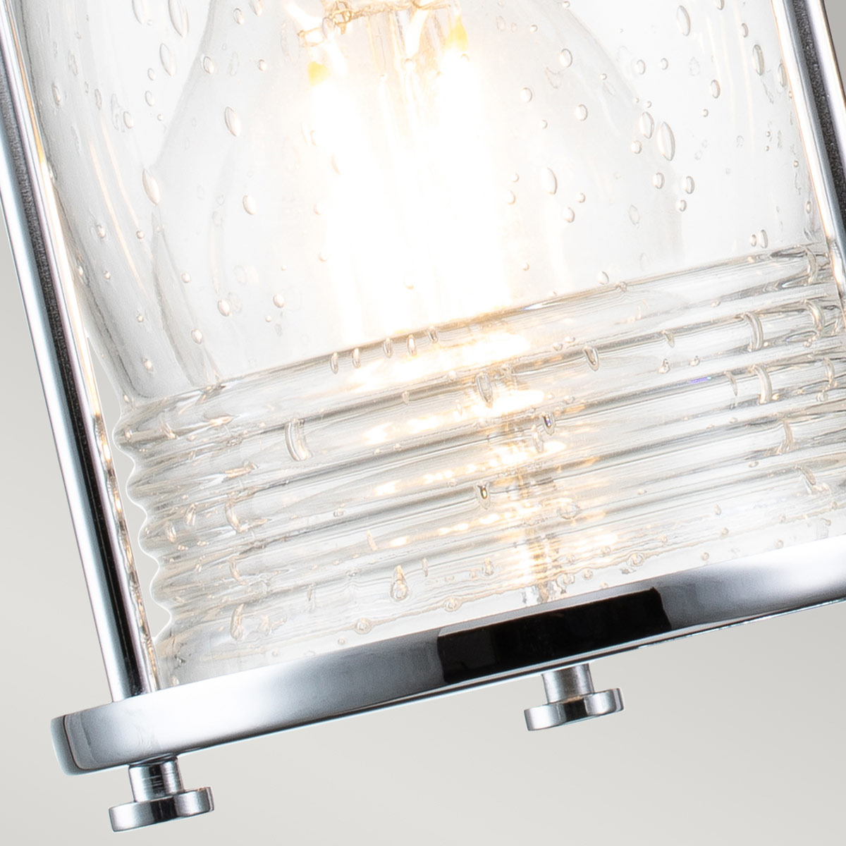 Ashland Bay 36cm Chrome lampe de salle de bain De Elstead Lighting - Ashland Bay est une lampe de salle de bain élégante et classique qui allie robustesse et design intemporel.