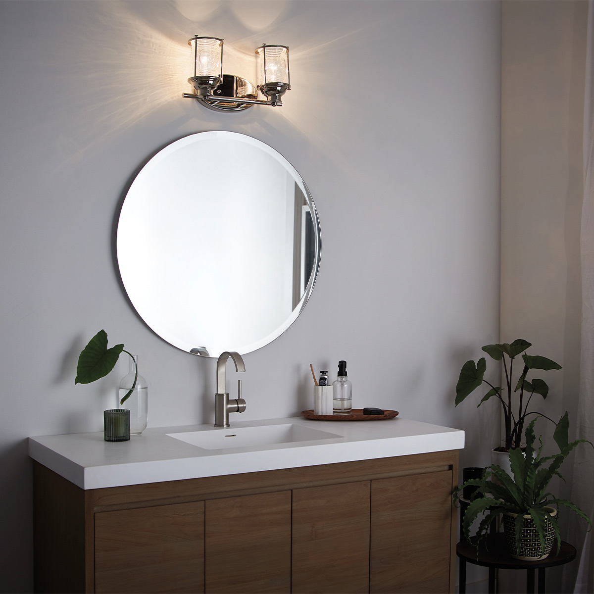 Ashland Bay 36cm Chrome lampe de salle de bain De Elstead Lighting - Ashland Bay est une lampe de salle de bain élégante et classique qui allie robustesse et design intemporel.