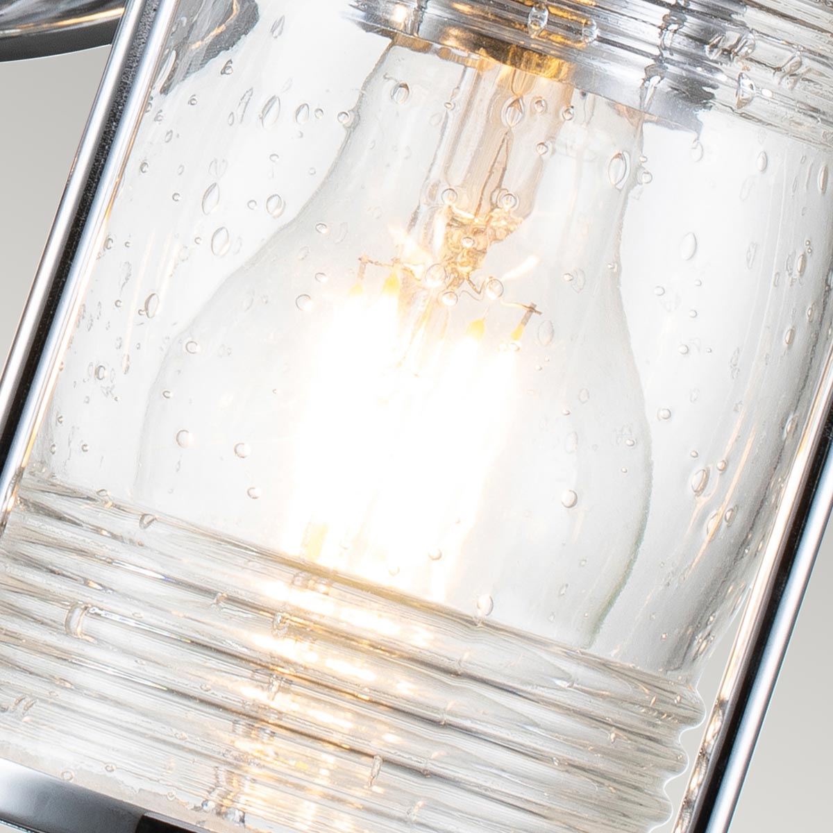 Ashland Bay 85cm Chrome lampe de salle de bain De Elstead Lighting - Ashland Bay est une lampe de salle de bain élégante et classique qui allie robustesse et design intemporel.