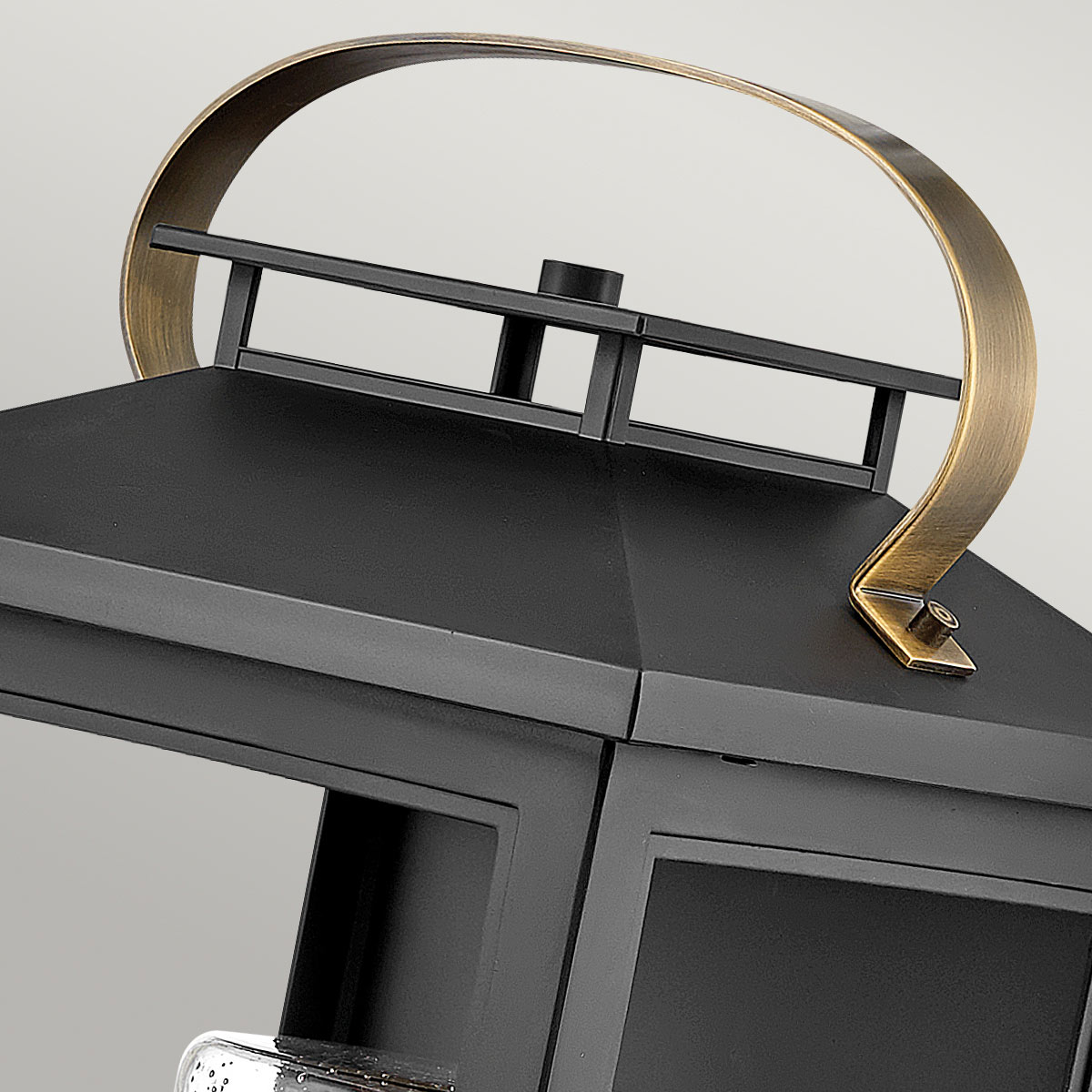 Atwater 52cm Noir lampe d’extérieur De Elstead Lighting - Med IP44-klassning &auml;r Atwater skyddad mot fukt och v&auml;derp&aring;verkan, vilket g&ouml;r den till en elegant och l&aring;ngvarig l&ouml;sning f&ouml;r entr&eacute;er, uteplatser och tr&auml;dg&aring;rdsmilj&ouml;er.