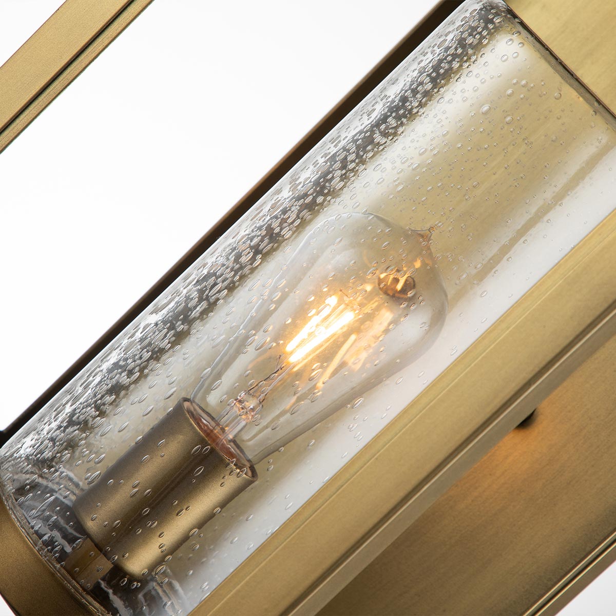 Atwater 52cm Laiton lampe d’extérieur De Elstead Lighting - Med IP44-klassning &auml;r Atwater skyddad mot fukt och v&auml;derp&aring;verkan, vilket g&ouml;r den till en elegant och l&aring;ngvarig l&ouml;sning f&ouml;r entr&eacute;er, uteplatser och tr&auml;dg&aring;rdsmilj&ouml;er.