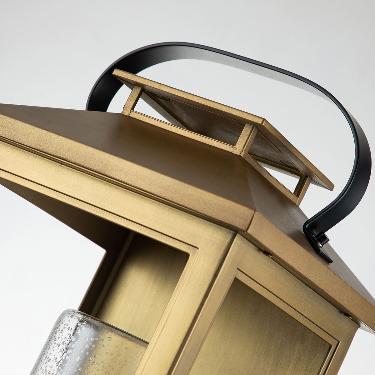 Atwater 52cm Laiton lampe d’extérieur De Elstead Lighting - Med IP44-klassning &auml;r Atwater skyddad mot fukt och v&auml;derp&aring;verkan, vilket g&ouml;r den till en elegant och l&aring;ngvarig l&ouml;sning f&ouml;r entr&eacute;er, uteplatser och tr&auml;dg&aring;rdsmilj&ouml;er.