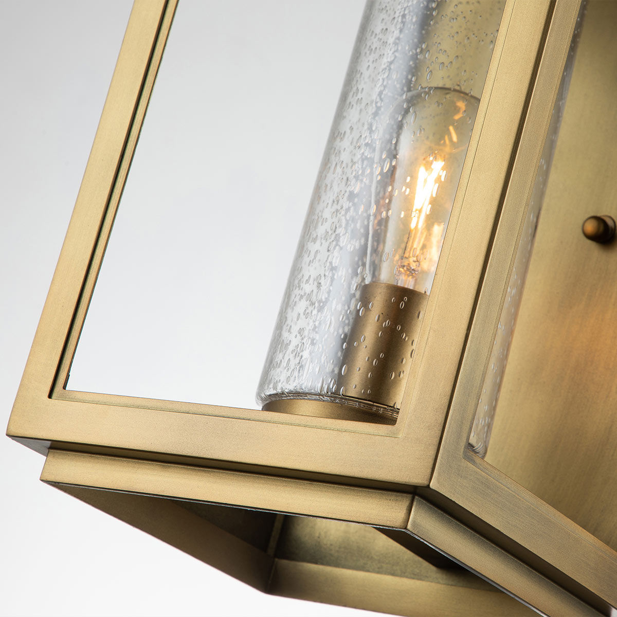 Atwater 52cm Laiton lampe d’extérieur De Elstead Lighting - Med IP44-klassning &auml;r Atwater skyddad mot fukt och v&auml;derp&aring;verkan, vilket g&ouml;r den till en elegant och l&aring;ngvarig l&ouml;sning f&ouml;r entr&eacute;er, uteplatser och tr&auml;dg&aring;rdsmilj&ouml;er.