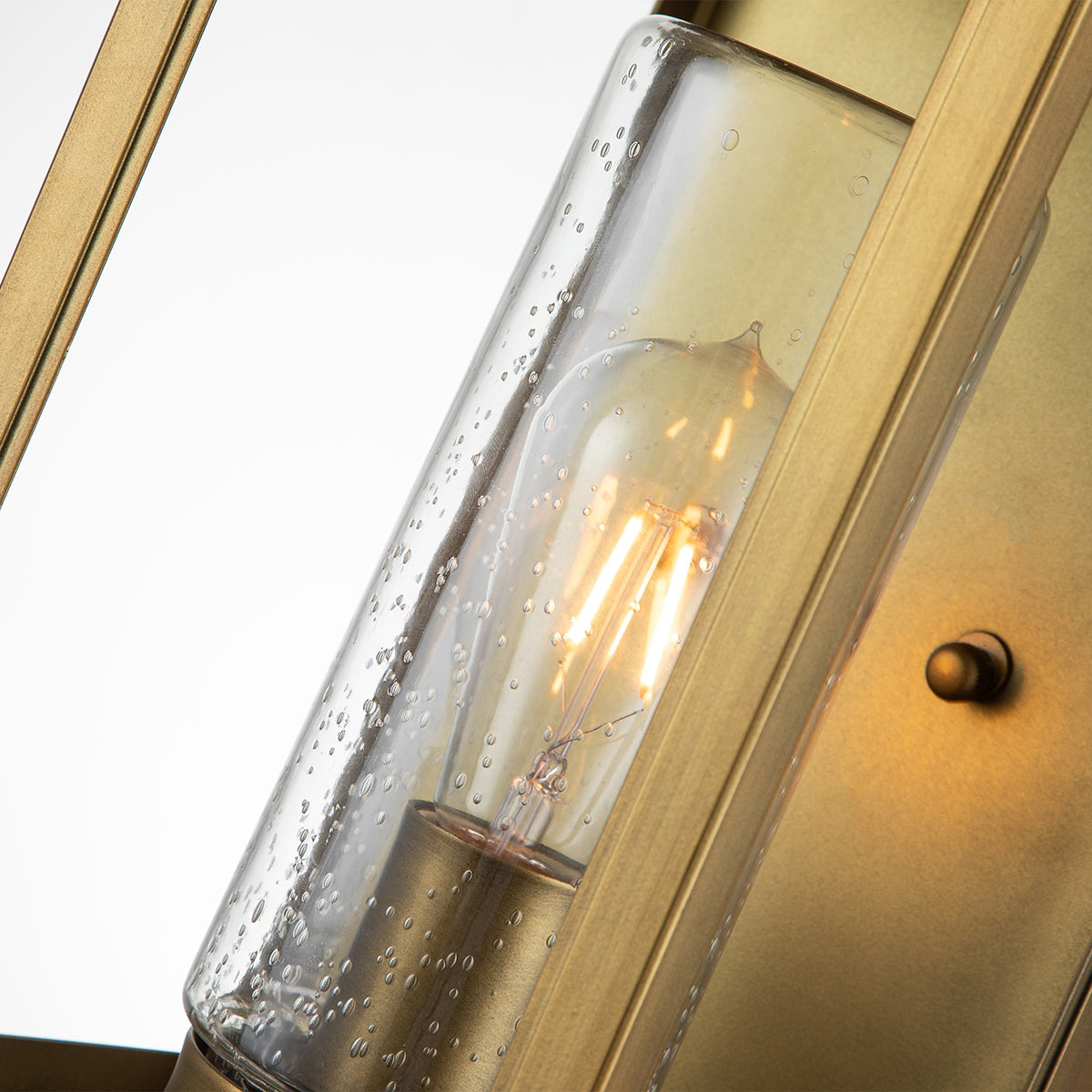 Atwater 45cm Laiton lampe d’extérieur De Elstead Lighting - Med IP44-klassning &auml;r Atwater skyddad mot fukt och v&auml;derp&aring;verkan, vilket g&ouml;r den till en elegant och l&aring;ngvarig l&ouml;sning f&ouml;r entr&eacute;er, uteplatser och tr&auml;dg&aring;rdsmilj&ouml;er.