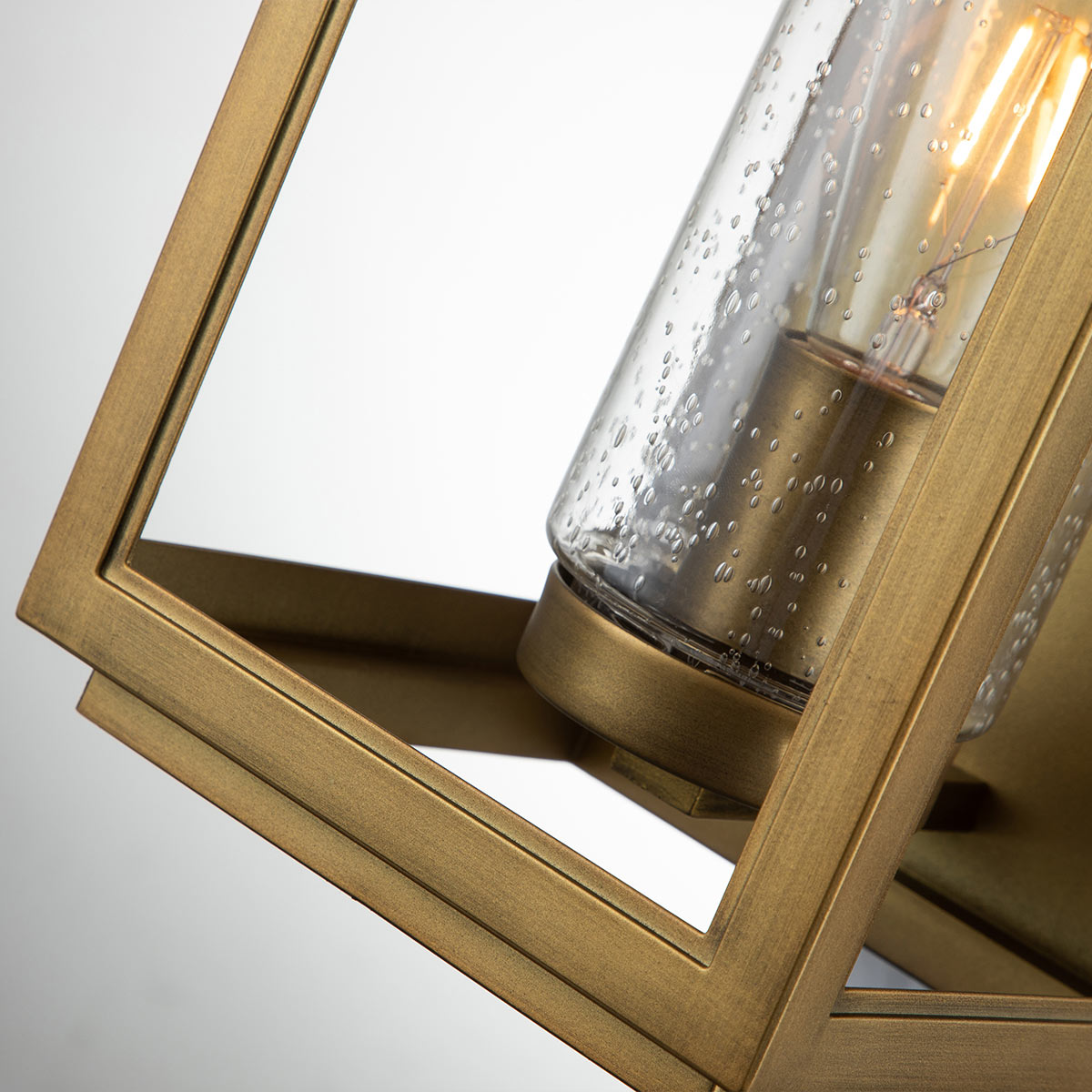 Atwater 45cm Laiton lampe d’extérieur De Elstead Lighting - Med IP44-klassning &auml;r Atwater skyddad mot fukt och v&auml;derp&aring;verkan, vilket g&ouml;r den till en elegant och l&aring;ngvarig l&ouml;sning f&ouml;r entr&eacute;er, uteplatser och tr&auml;dg&aring;rdsmilj&ouml;er.