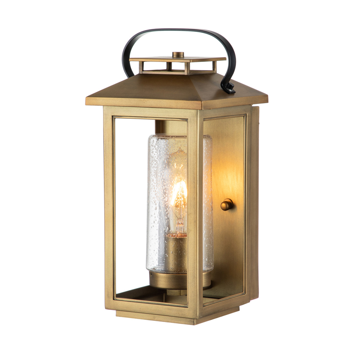 Atwater 35cm Laiton lampe d’extérieur De Elstead Lighting - Med IP44-klassning &auml;r Atwater skyddad mot fukt och v&auml;derp&aring;verkan, vilket g&ouml;r den till en elegant och l&aring;ngvarig l&ouml;sning f&ouml;r entr&eacute;er, uteplatser och tr&auml;dg&aring;rdsmilj&ouml;er.