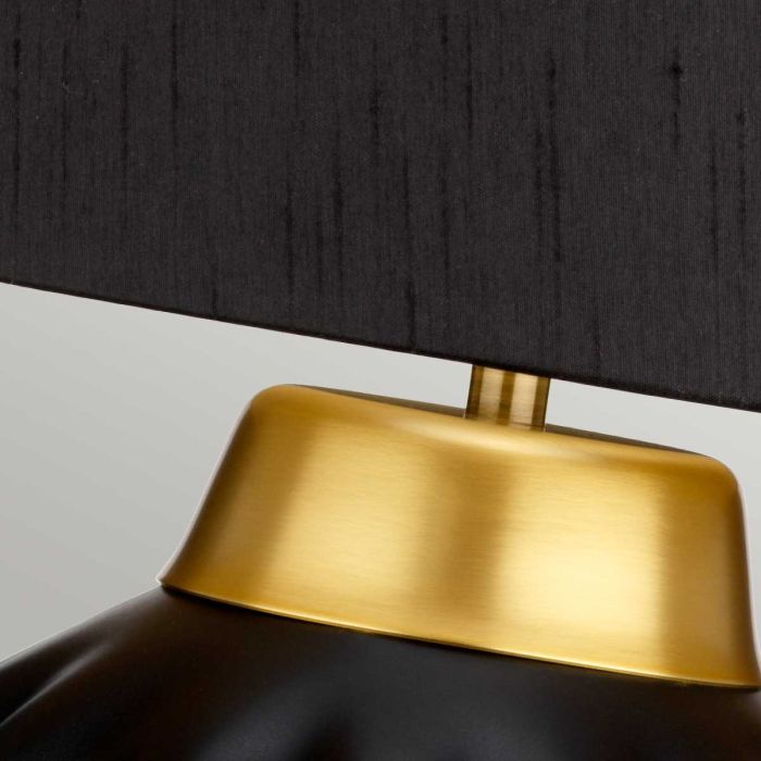 Bexley 56cm Noir lampe de table De Elstead Lighting - Den levereras med en avsmalnande lampsk&auml;rm i svart konstsilke med en m&auml;ssingf&auml;rgad insida, handgjord i Storbritannien.