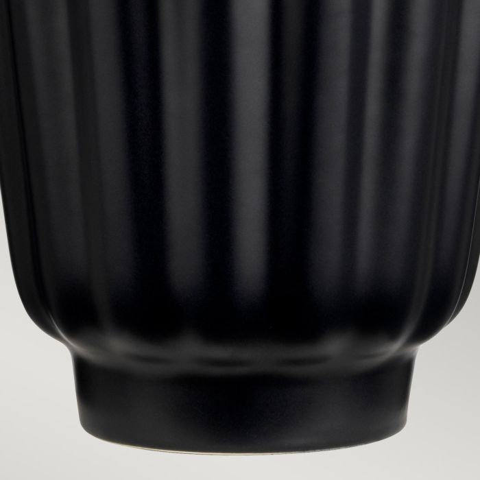 Bexley 56cm Noir lampe de table De Elstead Lighting - Den levereras med en avsmalnande lampsk&auml;rm i svart konstsilke med en m&auml;ssingf&auml;rgad insida, handgjord i Storbritannien.