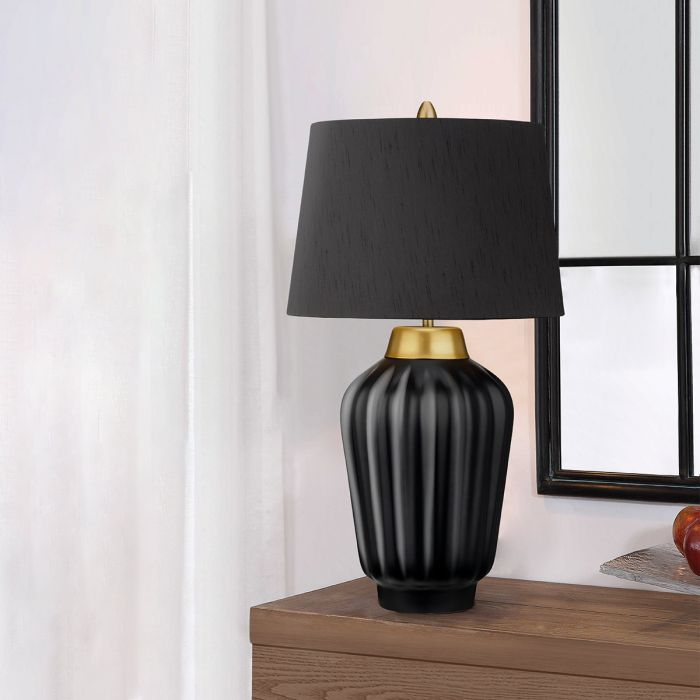 Bexley 56cm Noir lampe de table De Elstead Lighting - Den levereras med en avsmalnande lampsk&auml;rm i svart konstsilke med en m&auml;ssingf&auml;rgad insida, handgjord i Storbritannien.