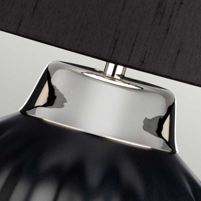 Bexley 56cm Noir lampe de table De Elstead Lighting - Den levereras med en avsmalnande lampsk&auml;rm i svart konstsilke med en silverlaminerad insida, handgjord i Storbritannien.