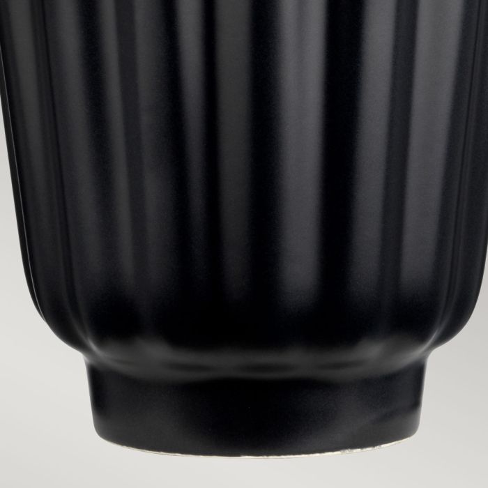 Bexley 56cm Noir lampe de table De Elstead Lighting - Den levereras med en avsmalnande lampsk&auml;rm i svart konstsilke med en silverlaminerad insida, handgjord i Storbritannien.