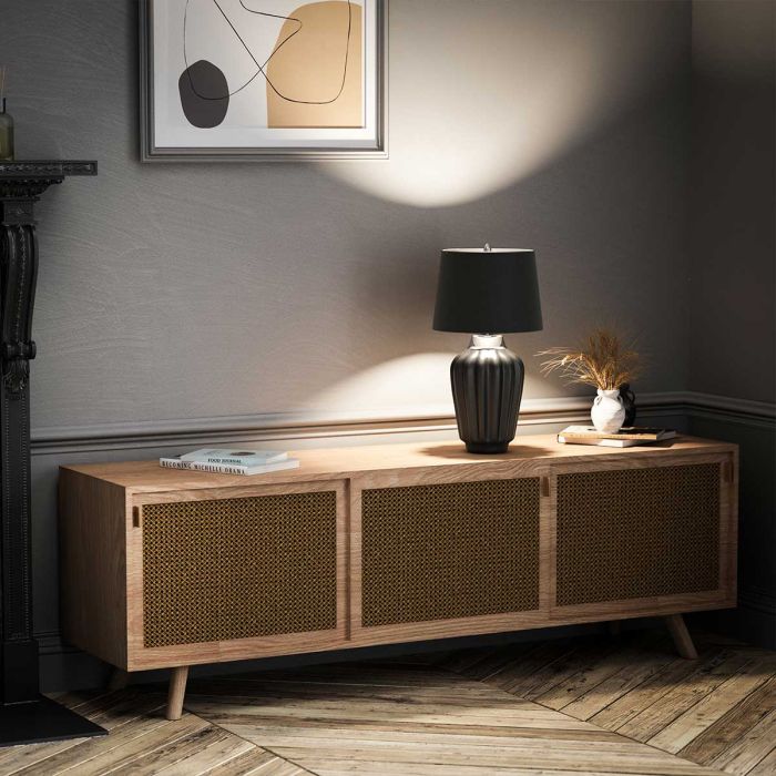 Bexley 56cm Noir lampe de table De Elstead Lighting - Den levereras med en avsmalnande lampsk&auml;rm i svart konstsilke med en silverlaminerad insida, handgjord i Storbritannien.