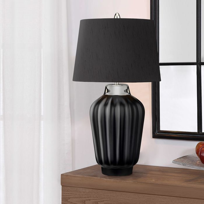 Bexley 56cm Noir lampe de table De Elstead Lighting - Den levereras med en avsmalnande lampsk&auml;rm i svart konstsilke med en silverlaminerad insida, handgjord i Storbritannien.