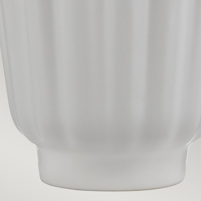 Bexley 56cm Blanc lampe de table De Elstead Lighting - Den levereras med en avsmalnande lampsk&auml;rm i ljus elfenbensf&auml;rgad konstsilke med en m&auml;ssingf&auml;rgad insida, handgjord i Storbritannien.