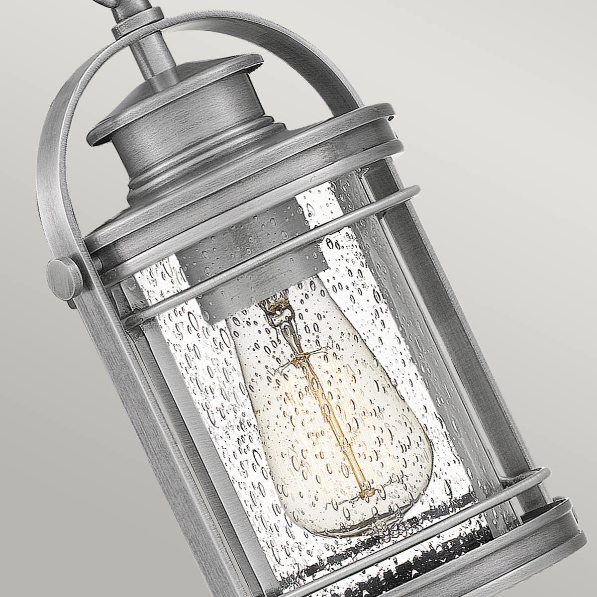 Booker 28cm Aluminium De Elstead Lighting - Booker &auml;r en stilfull och robust takpendel med en design inspirerad av klassiska marina lanternor.