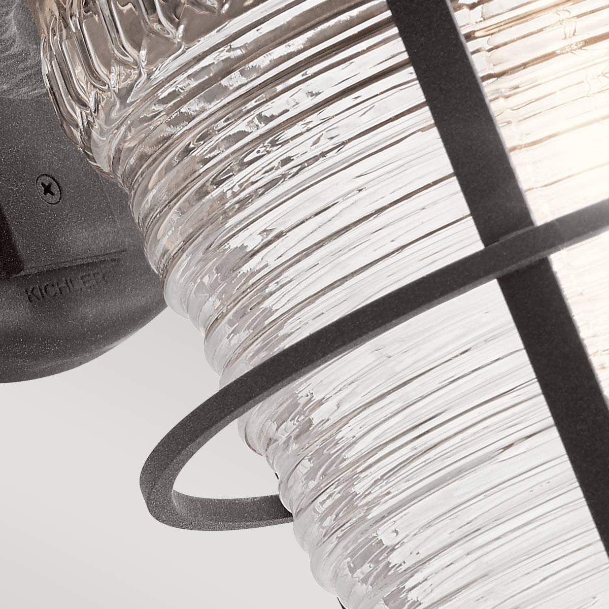Chance Harbor 55cm Zinc lampe d’extérieur De Elstead Lighting - Chance Harbor &auml;r en klassisk och robust fasadlampa med en design inspirerad av maritim stil.