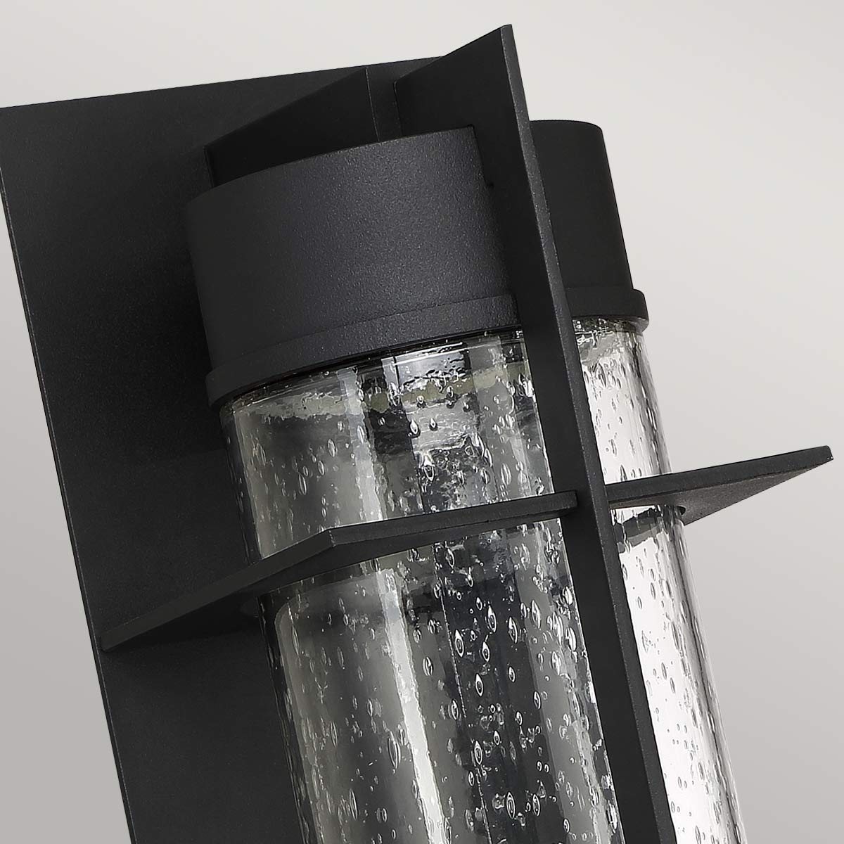 Eames 40cm Noir lampe d’extérieur De Elstead Lighting - Eames &auml;r en modern och stilren fasadlampa med en industriell touch.