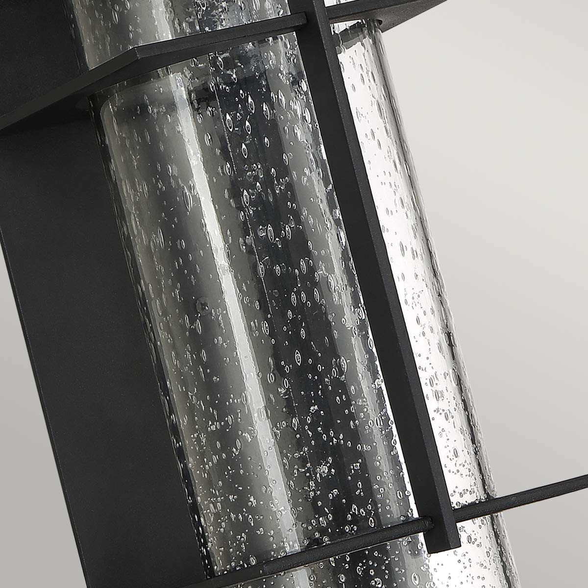 Eames 40cm Noir lampe d’extérieur De Elstead Lighting - Eames &auml;r en modern och stilren fasadlampa med en industriell touch.