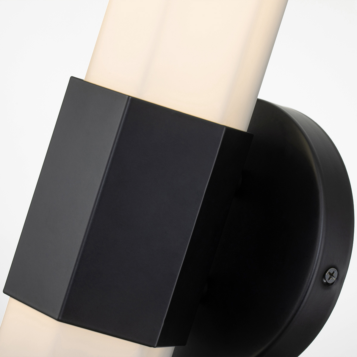 Facet 35cm Noir lampe de salle de bain De Elstead Lighting - Facet est une lampe de salle de bain moderne et élégante qui allie fonctionnalité et esthétique.