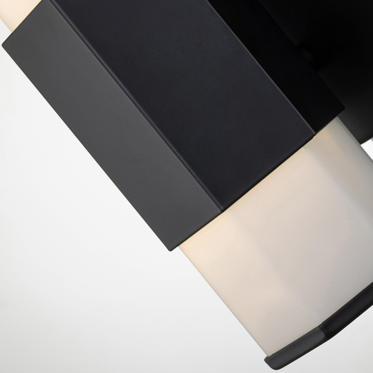 Facet 35cm Noir lampe de salle de bain De Elstead Lighting - Facet est une lampe de salle de bain moderne et élégante qui allie fonctionnalité et esthétique.